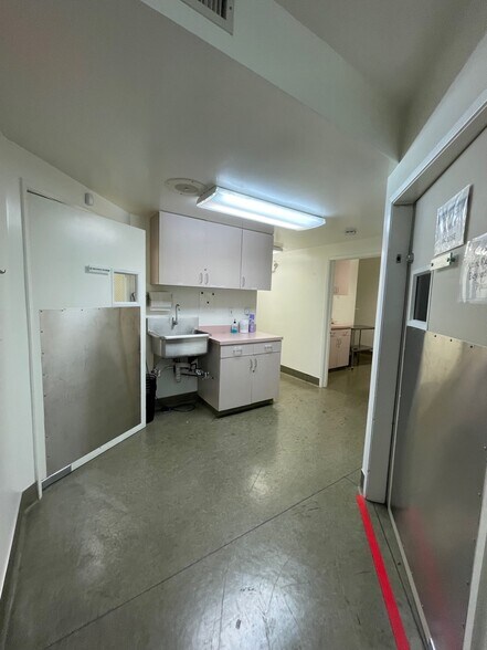 More Photos Of 10866 Riverside Dr, North Hollywood Hospital For Lease