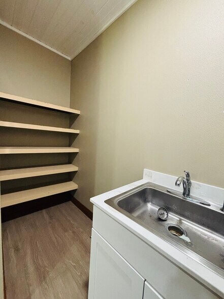 More Photos Of 1629 Harding Blvd, Cotter Medical For Sale