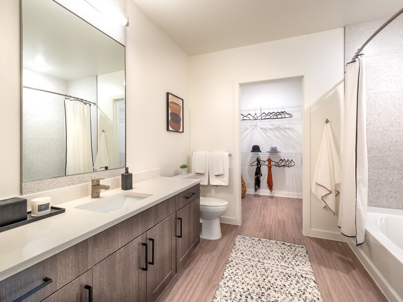 More Photos Of 411 W Commerce St, Dallas Apartments For Lease