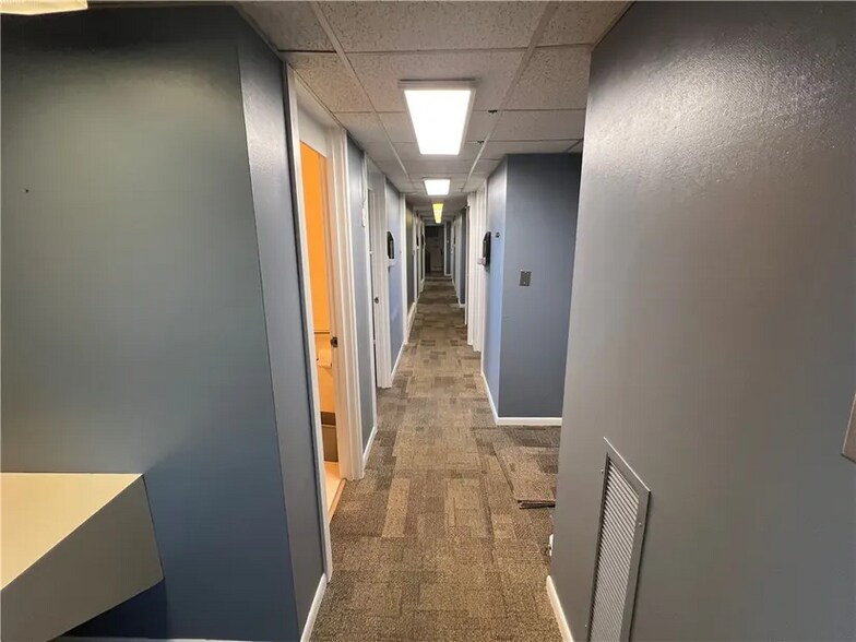 More Photos Of 909 N Logan Ave, Danville Medical For Sale