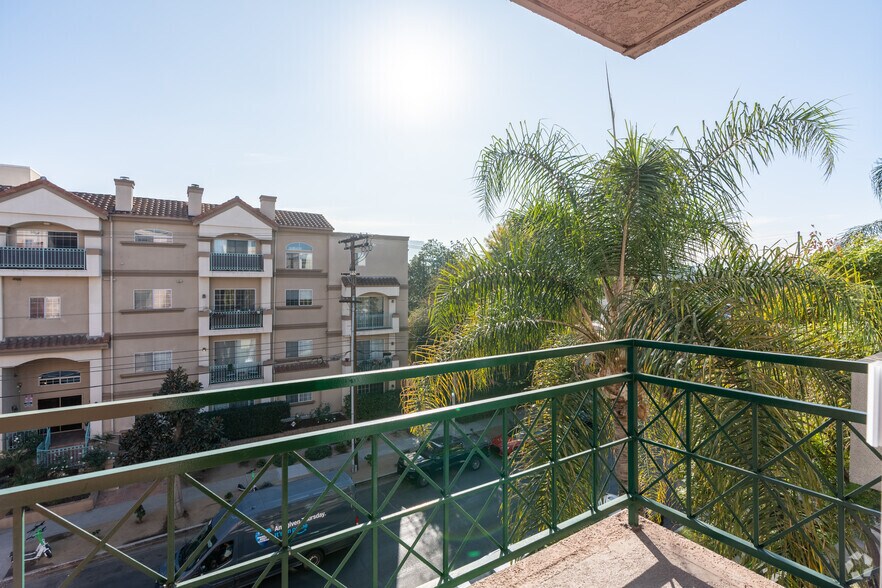 More Photos Of 10621 Valley Spring Ln, North Hollywood Apartments For Sale