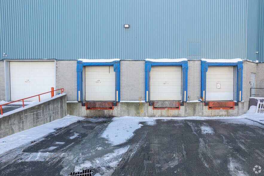 More Photos Of 1101-1111 Chomedey Hwy 13, Laval Warehouse For Lease