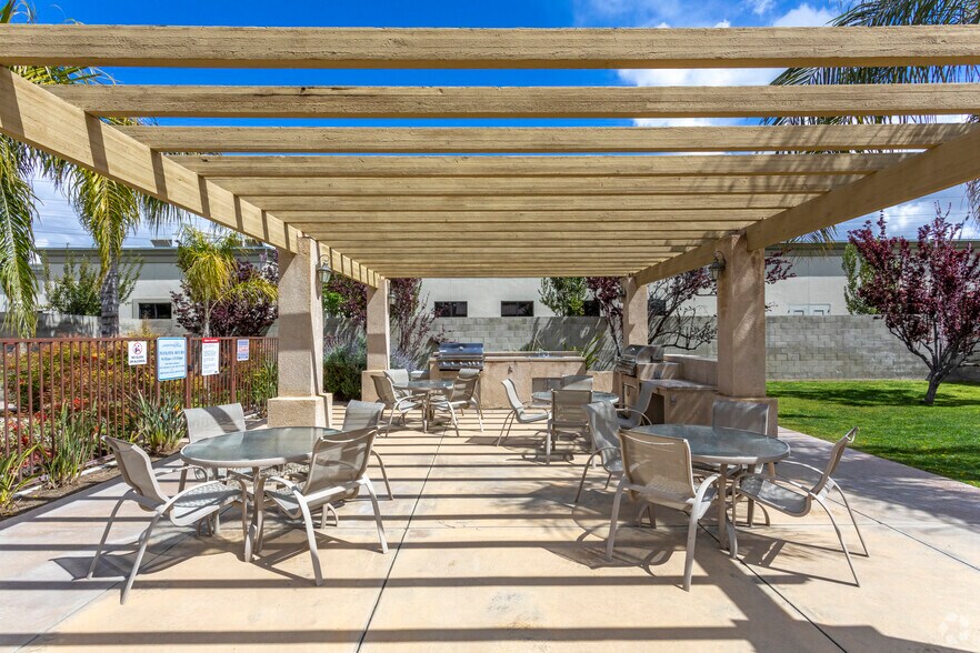 More Photos Of 8400 White Rock Dr, Bakersfield Apartments For Sale