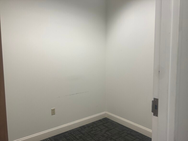 More Photos Of 300 Creek View Rd, Newark Office For Lease