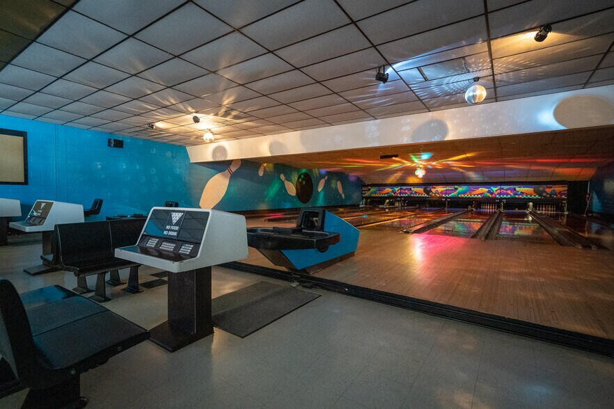More Photos Of 675 Grant St, Winneconne Bowling Alley For Sale