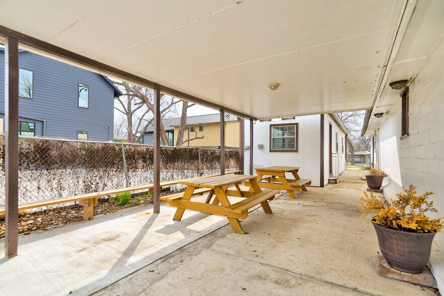 More Photos Of 2607 E 5th St, Austin Religious Facility For Sale