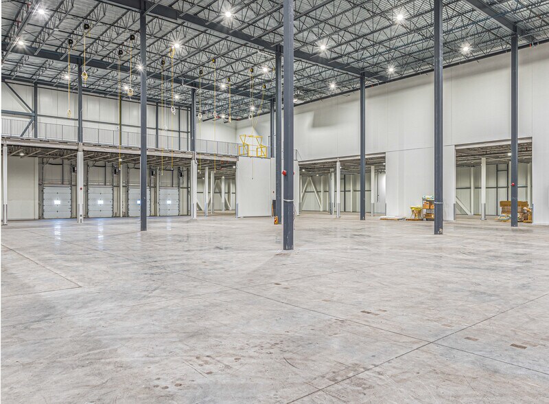 More Photos Of 210-250 St Jean-Coutu, Varennes Distribution For Lease