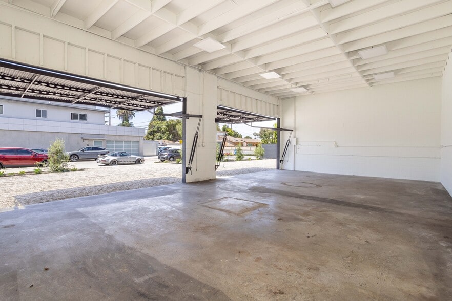 More Photos Of 13123 W Washington Blvd, Los Angeles Showroom For Sale