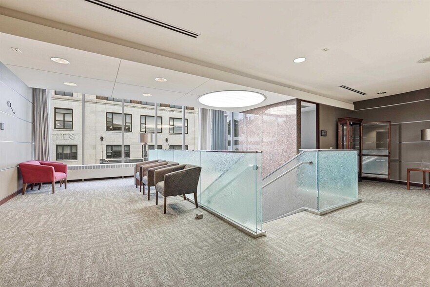More Photos Of 270 W 7th St, Dubuque Bank For Lease