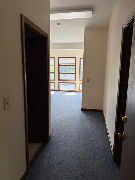 More Photos Of 21 Mohawk Trl, Greenfield Unknown For Lease