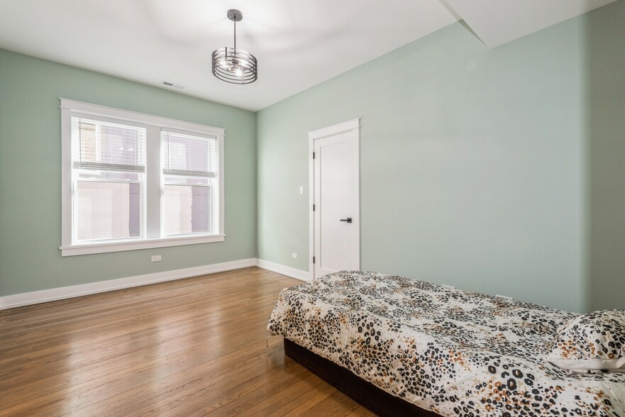 More Photos Of 1535 W Estes Ave, Chicago Multifamily For Sale