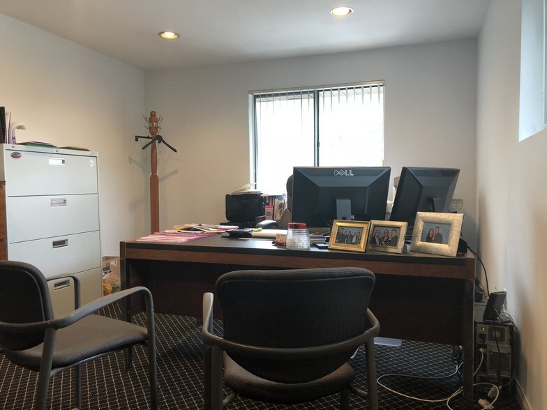 More Photos Of 870 W Jericho Tpke, Huntington Office For Sale