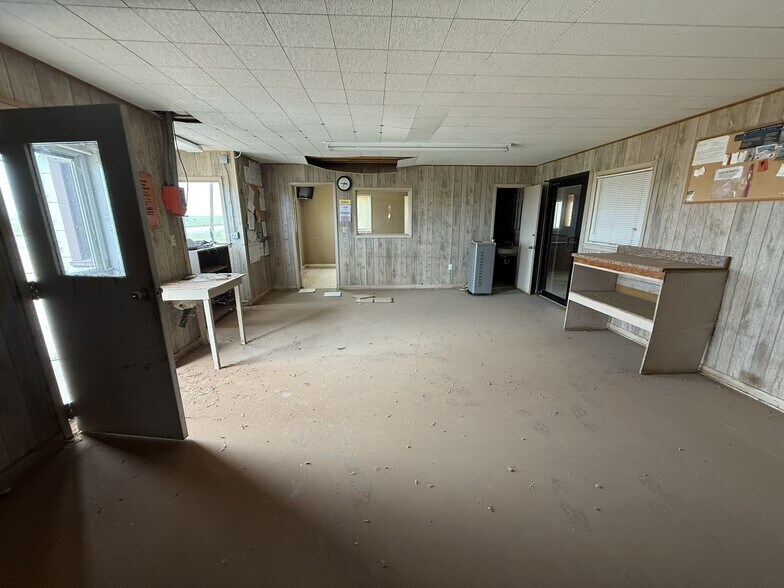 More Photos Of 743 W US Highway 70, Plainview Industrial For Sale