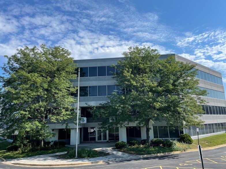 More Photos Of 1301 Basswood Rd, Schaumburg Office For Sale