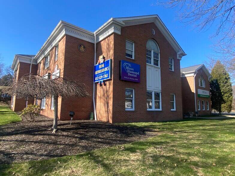 Primary Photo Of 995 Beaver Grade Rd, Coraopolis Medical For Lease