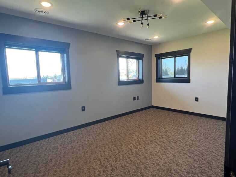 More Photos Of 20021 Edison Cir, Clearwater Warehouse For Lease