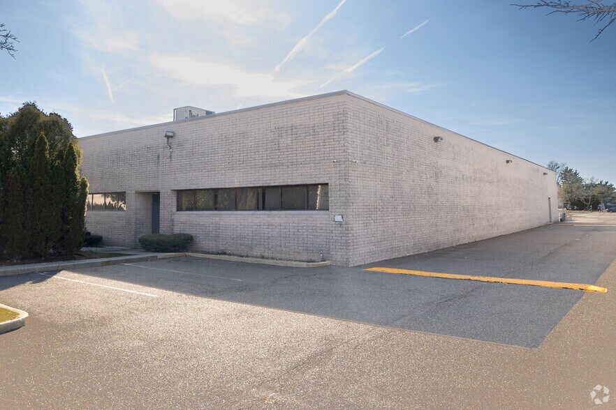 More Photos Of 60 Executive Blvd, Farmingdale Manufacturing For Sale