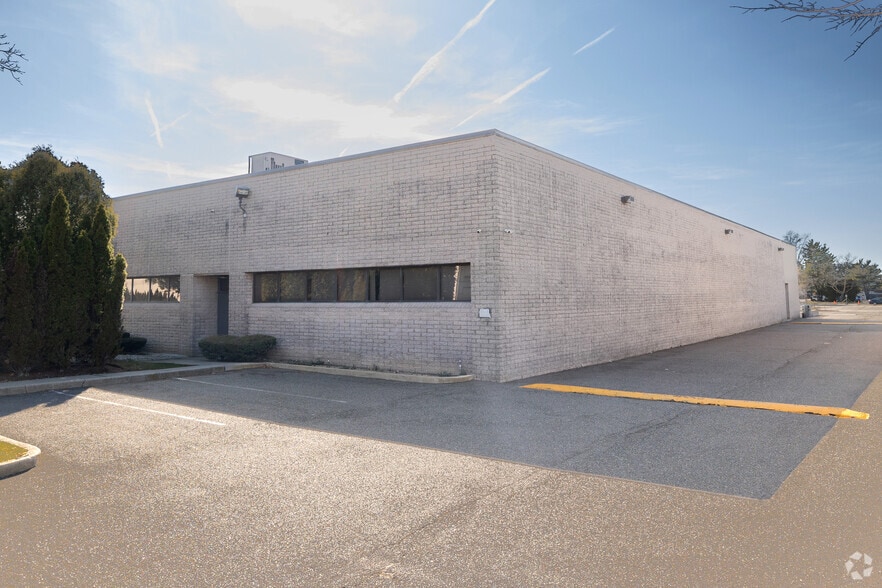 More Photos Of 60 Executive Blvd, Farmingdale Manufacturing For Sale