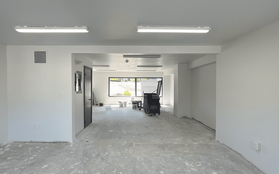 More Photos Of 554 Main St, Oakville Storefront Retail Office For Lease