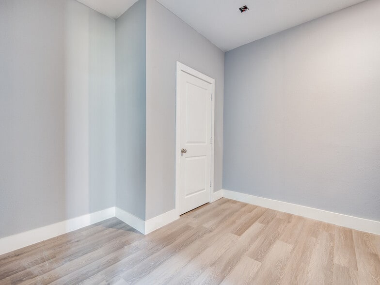 More Photos Of 1100 Us-90 Hwy W, Sealy Apartments For Sale