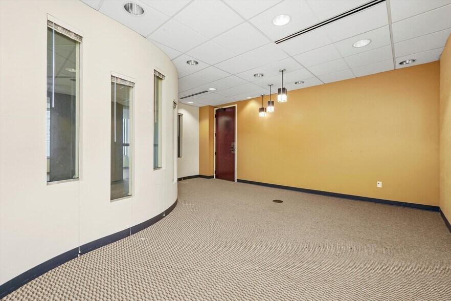 More Photos Of 211 W Wacker Dr, Chicago Office For Sale