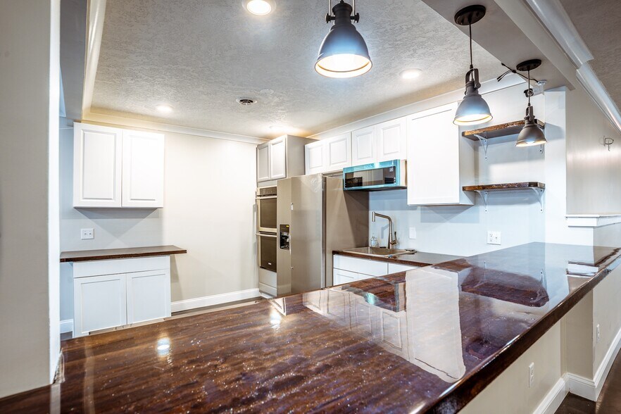 More Photos Of 20805 Seminary St, Hollow Rock Flex For Lease