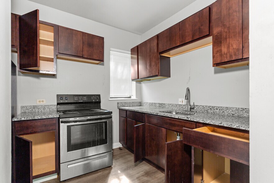 More Photos Of 6811 S Paxton Ave, Chicago Apartments For Sale
