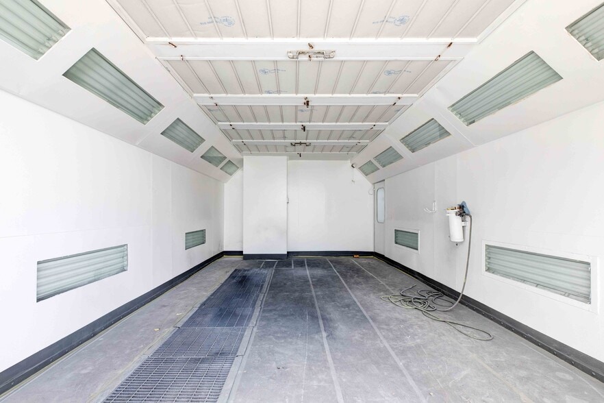More Photos Of 14723 Aetna St, Van Nuys Auto Repair For Sale