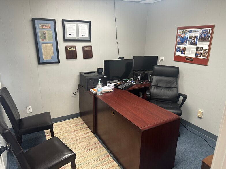 More Photos Of 305 Pineview Dr, Kernersville Office For Sale