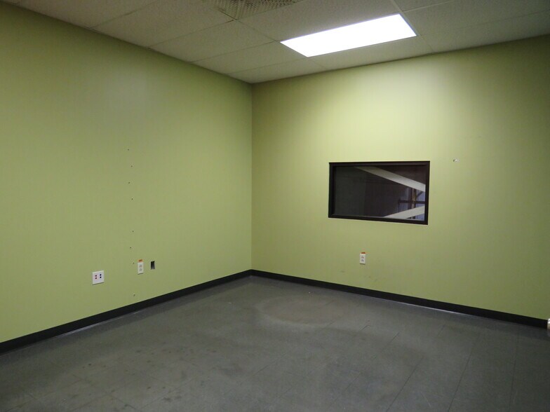 More Photos Of 186 Lincoln Ave, Grove City Warehouse For Lease