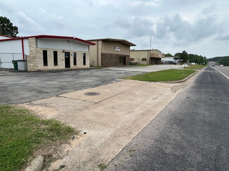 More Photos Of 5424 W Oak St, Palestine Showroom For Lease