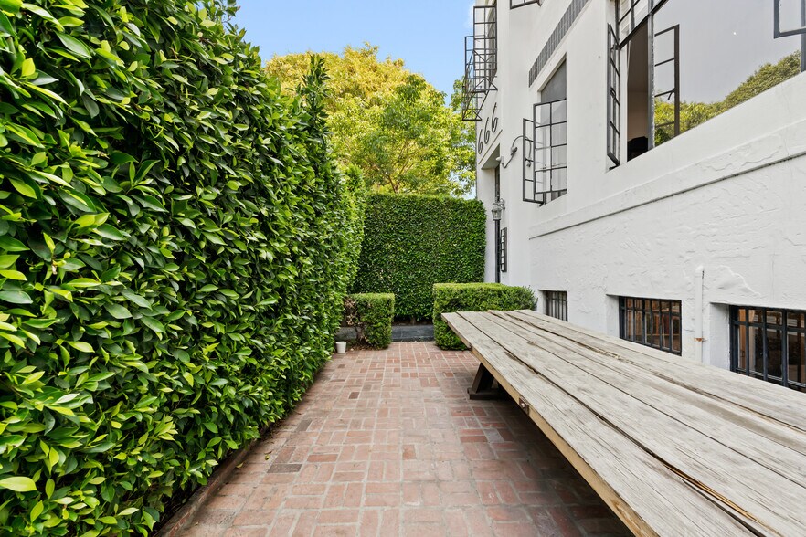 More Photos Of 666 N Robertson Blvd, West Hollywood Office For Lease