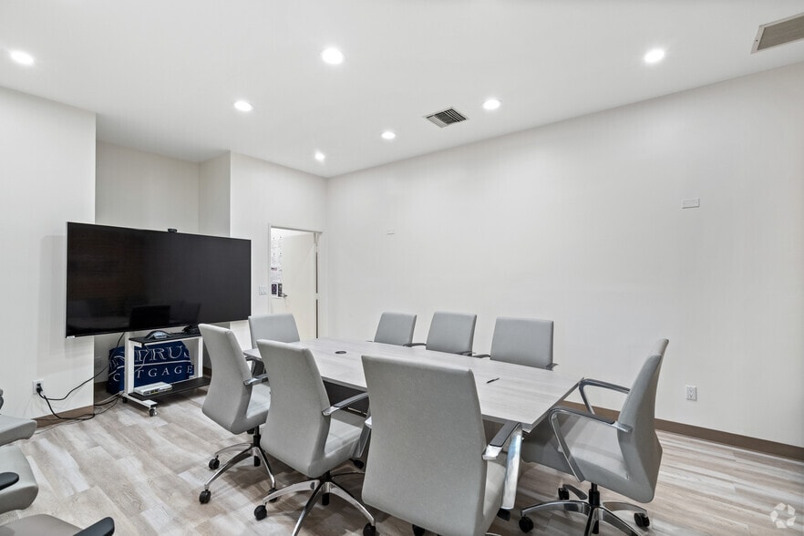 More Photos Of 14925-14945 Ventura Blvd, Sherman Oaks Office For Lease