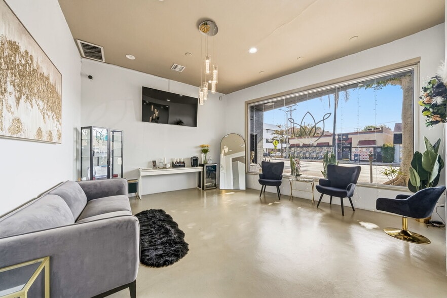 More Photos Of 351-353 S Robertson Blvd, Beverly Hills Storefront Retail Office For Lease