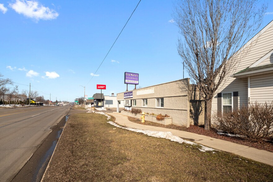 More Photos Of 4680 Dixie Hwy, Waterford Freestanding For Sale