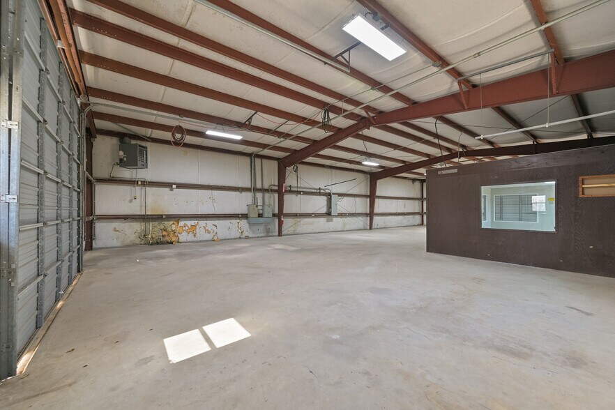 More Photos Of 314 E Walker St, League City Warehouse For Lease