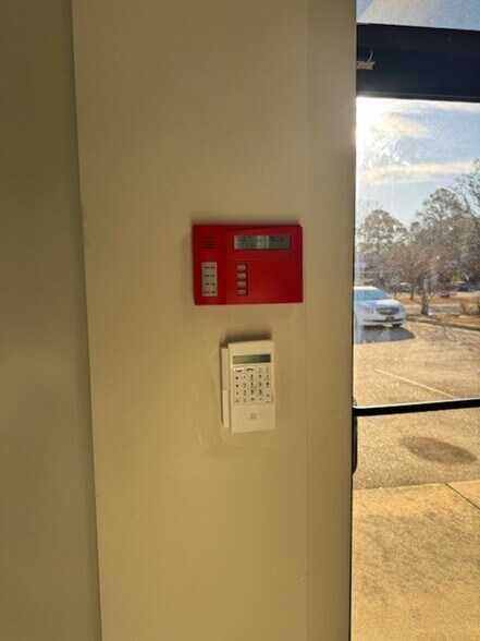 More Photos Of 404 Chicago Dr, Fayetteville Flex For Lease