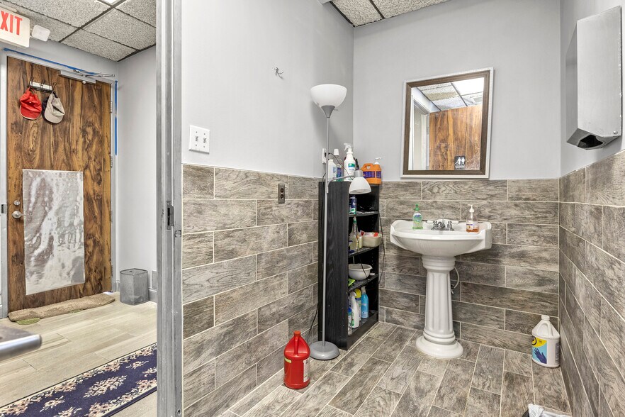 More Photos Of 24724 Lahser Rd, Southfield Office For Sale