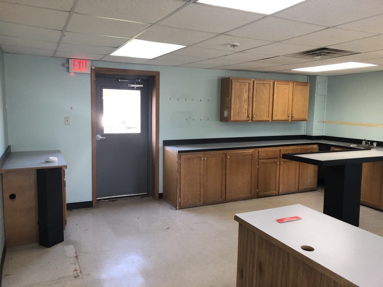 More Photos Of 7947 Southeastern Ave, Indianapolis Loft Creative Space For Sale