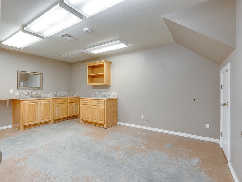 More Photos Of 122 N Hickory, Roff Flex For Sale