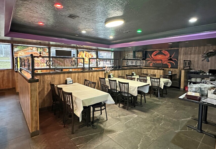 More Photos Of 30685 W 12 Mile Rd, Farmington Hills Restaurant For Sale