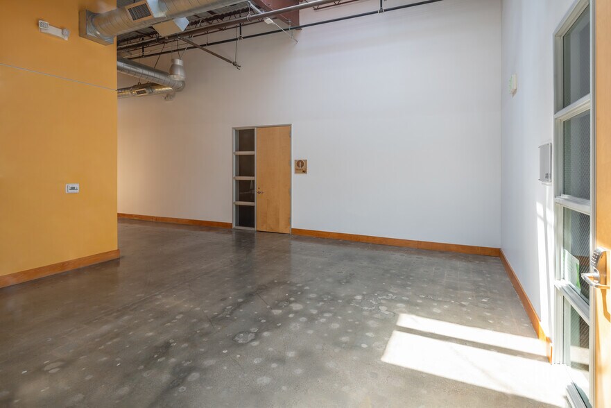 More Photos Of 13020 Yukon Ave, Hawthorne Warehouse For Lease