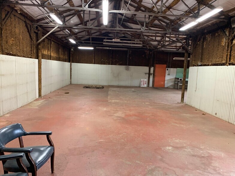 More Photos Of 820 S Commerce St, Kilgore Flex For Lease