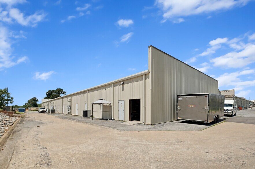 More Photos Of 4408 W Walnut St, Rogers Unknown For Lease