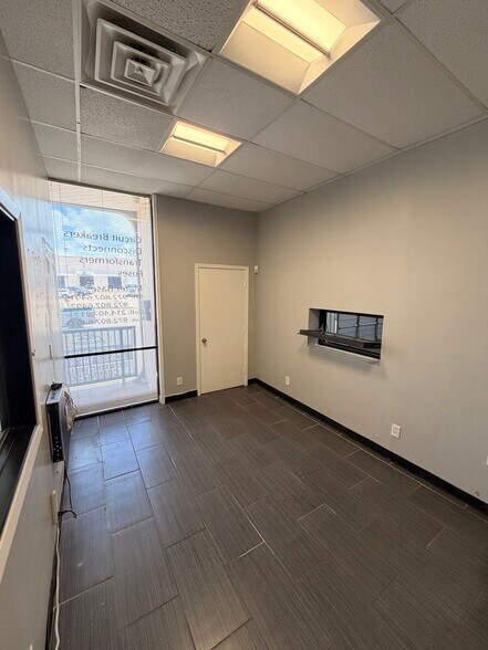More Photos Of 10501-10537 King William Dr, Dallas Warehouse For Lease