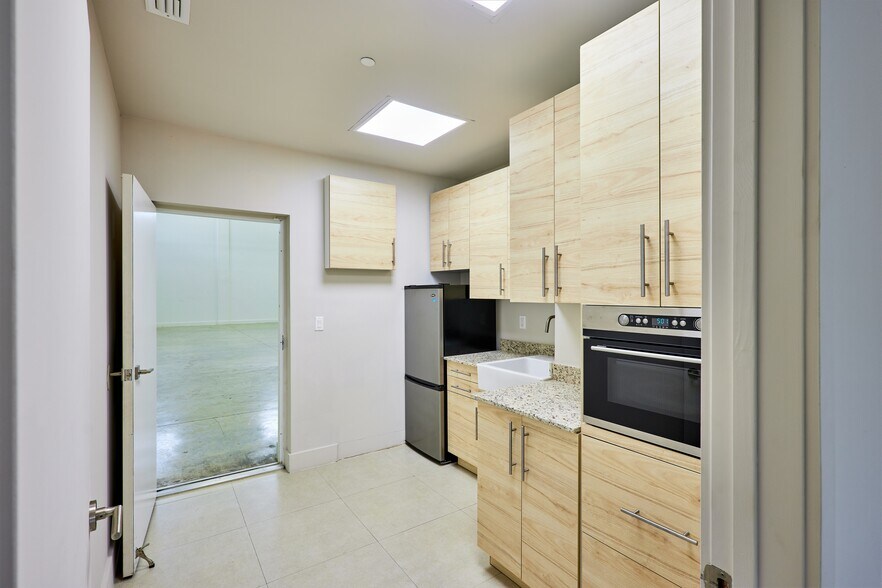 More Photos Of 300-320 NE 60th St, Miami Warehouse For Sale