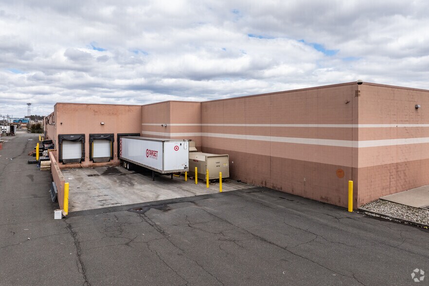 More Photos Of 350-400 Ryders Ln, Milltown General Retail For Lease