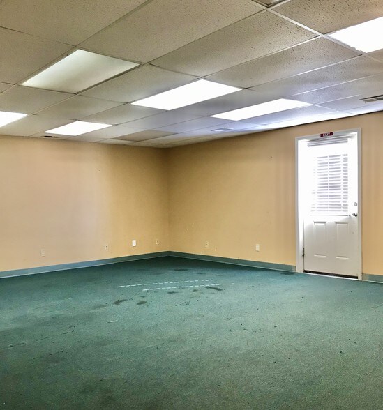 More Photos Of 3400 NW Vivion Rd, Riverside Office Residential For Lease
