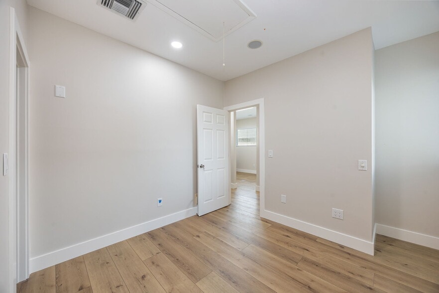 More Photos Of 871 106th Ave N, Naples Medical For Sale