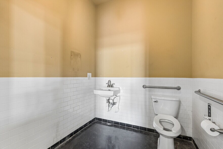 More Photos Of 207 E Byron Nelson Blvd, Roanoke Storefront Retail Office For Sale